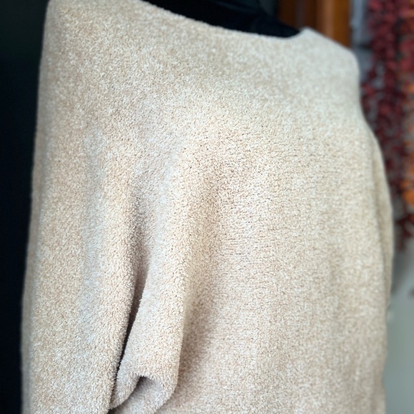 🌻Soft and comfortable sweater, Size Medium🌻 - Picture 2 of 4